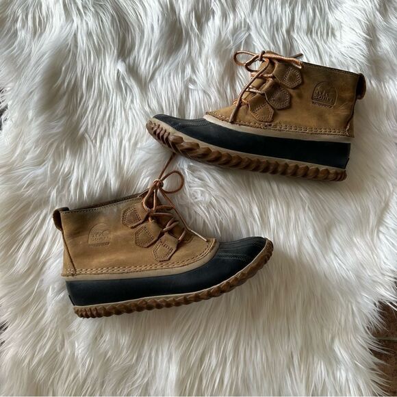 [Sorel] Out & About Low Top Boots in Brown and Black - Size 6.5 - Picture 1 of 5